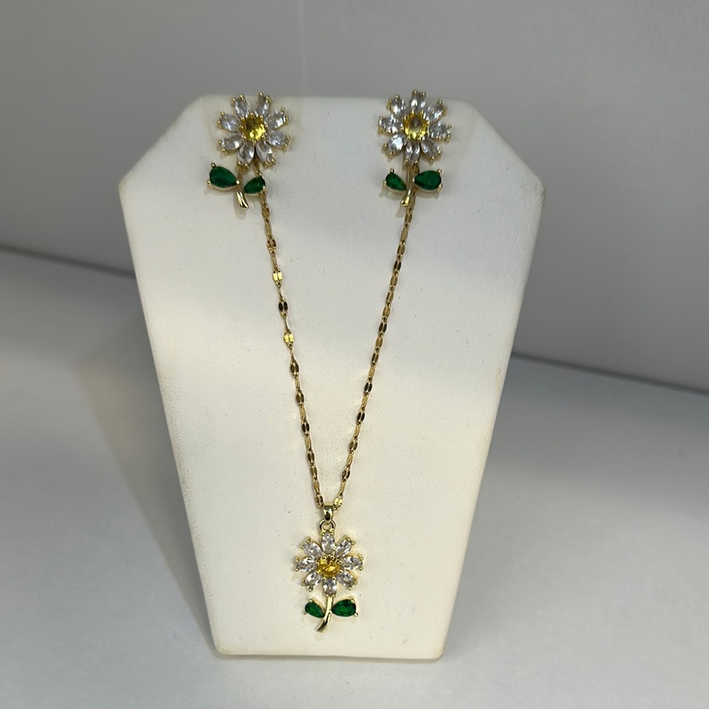 Elegant Gold and Green Floral Jewelry Set. Stainless steel.